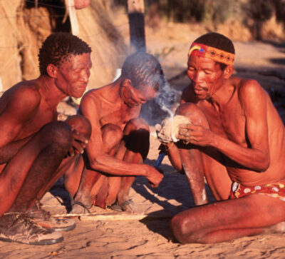 Himba machen Feuer