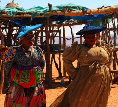 Singlereise Namibia - Herero Frauen in traditioneller Tracht